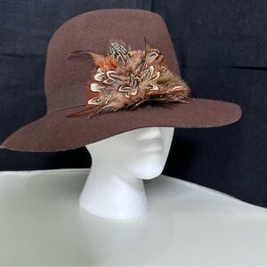 Liz Claiborne Women’s Fedora- Brown Wool Felt With Feather Highlights- NWT